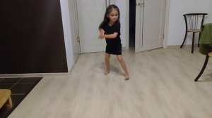 Танцы в трусиках. Талантливая метиска. Катарина Гаврилова жгëт на танцполе. Как правильно танцевать