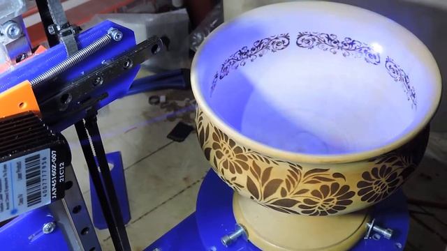 Лазерный выжигатель карусельного типа выжигает рисунок по вазе. https://vk.com/laserpiro смотреть онлайн