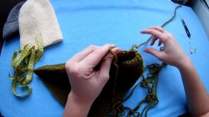 ВЯЗАНИЕ СПИЦАМИ, ШАПКА БИНИ ЗА 3 ЧАСА | платочная вязка 2022