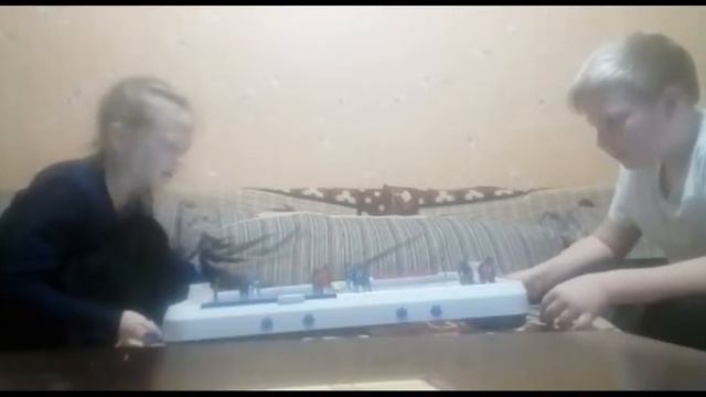 Играем В Настольный Хоккей смотреть онлайн