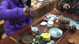 Шанхай. Чайный рынок. Моя дочь покупает чай