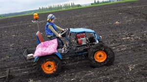 "Маленький фермер на синем самодельном мини тракторе: удивительные навыки пятилетнего мальчика!"