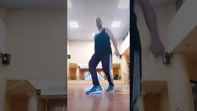 ШАФФЛ ТАНЕЦ ИЗ ТИК ТОК ТАНЦЫ 2021 КАК НАУЧИТЬСЯ ТАНЦЕВАТЬ SHUFFLE DANCE ДОМА.