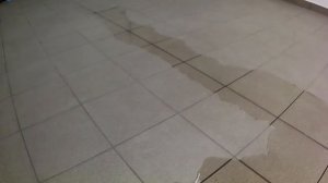 Проверка уклона плиточного пола в гараже.