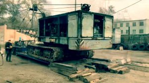 Перевозка тралом с передним заездом крана РДК,падение с трала