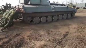Как солдаты заводят танк с толкача