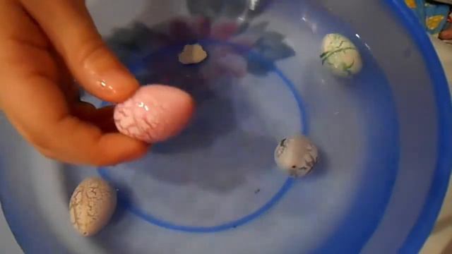 Яйца динозавра - Маленькие игрушичные динозаврики