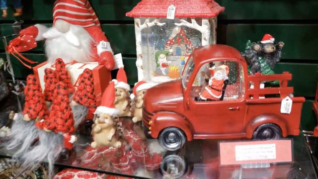 Магазин новогодних декораций в городе Квебек. Christmas store in Quebec. Boutique de Noel a Quebec.