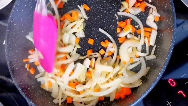 Рубленные куриные котлеты в сливочной подливе