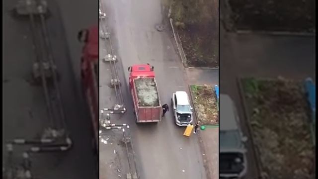 Священник освятил движок автомобиля. смотреть онлайн