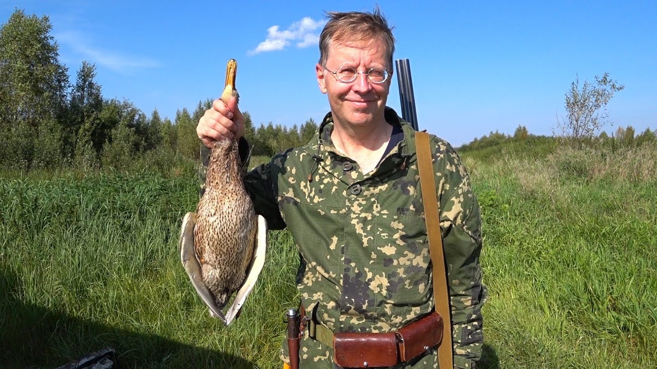 Охота видео. Охотник с уткой в руке. Охотник с уткой. Охотник с утками в руках. Утки в руках у охотника.