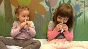 Чихательный челлендж. Заставь себя чихнуть салфеткой.
