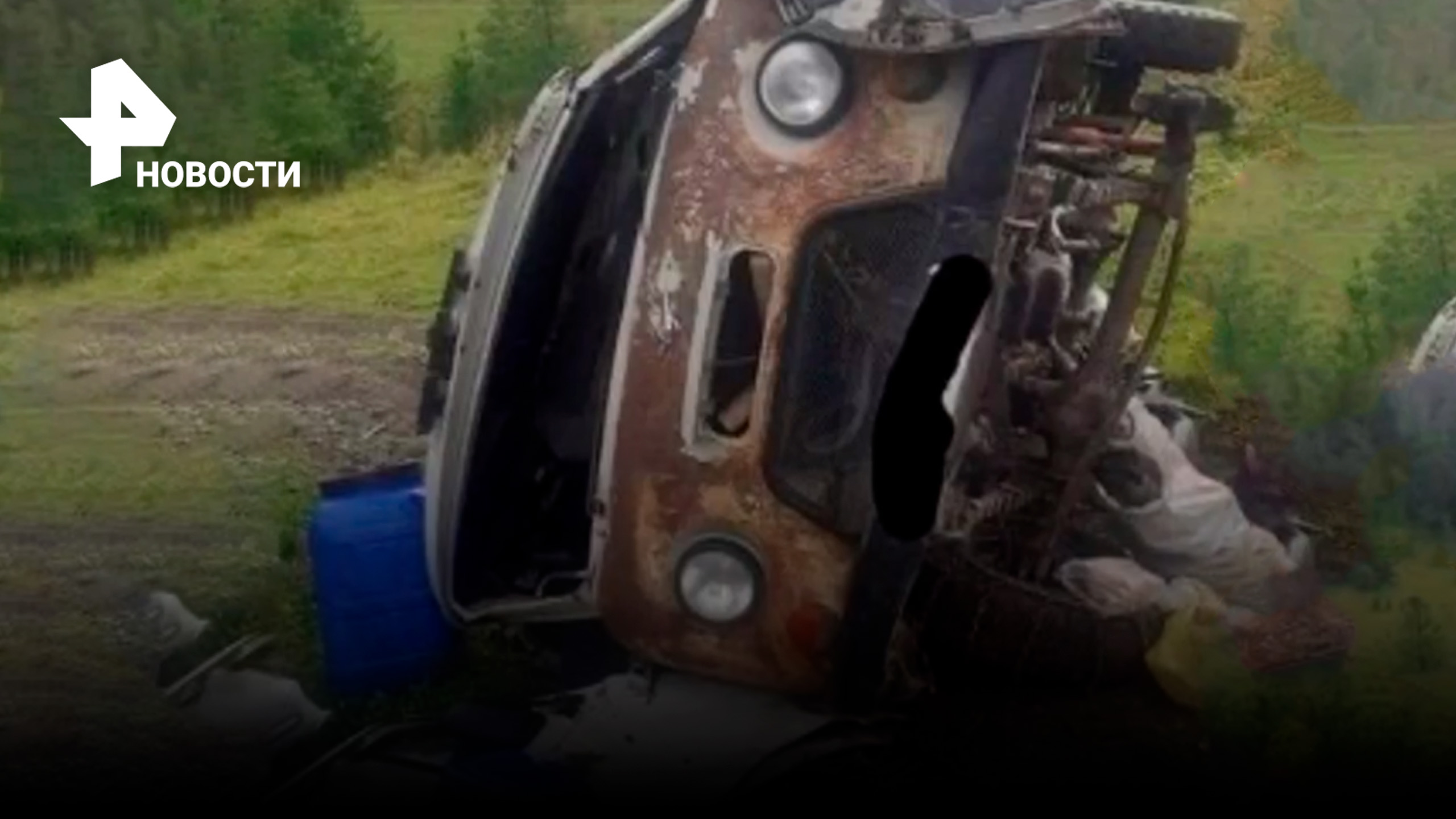 Водитель не справился с управлением: Микроавтобус сорвался с кручи при подъёме в гору на Алтае / РЕН