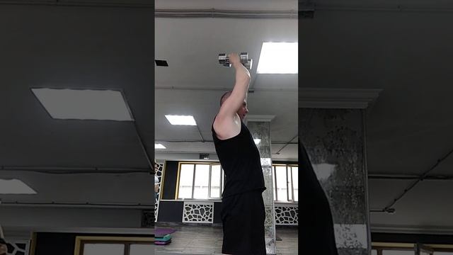 Жим гантелей из-за головы. Трицепс плеча. Фитнес. Силовой тренинг. Развитие силы и выносливости. смотреть онлайн