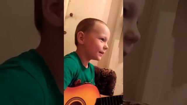 Мальчик круто поет и играет на однострунке. смотреть онлайн