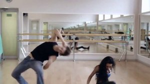 Очень красивый танец пары)) У девушки классная фигура:)