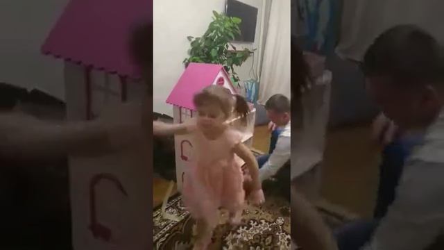 Кукольный домик своими руками,реакция дочери на подарок. смотреть онлайн