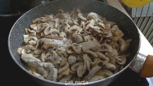 Фрикасе из курицы с грибами.