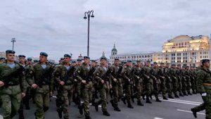 Десантура уверенно держит строй и прямиком шагает в сторону Красной площади на репетицию парада