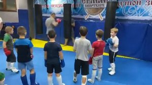 Отрабатываем удары с гантелями и на груше - Детская группа