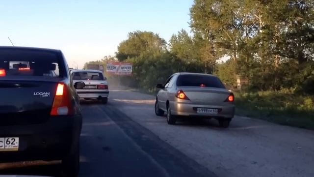 Я стою в пробке и вам не чего ездить по обочине)))