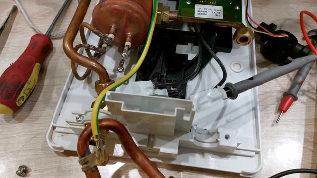 РЕМОНТ ПРОТОЧНОГО ВОДОНАГРЕВАТЕЛЯ AEG MP8 и MP6 - ? НЕ ГРЕЕТ ВОДУ / Быстрая диагностика смотреть онлайн