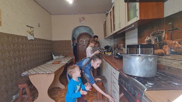 Пока МАМА не видит??? ДЕТИ готовят зелёный БОРЩ? смотреть онлайн