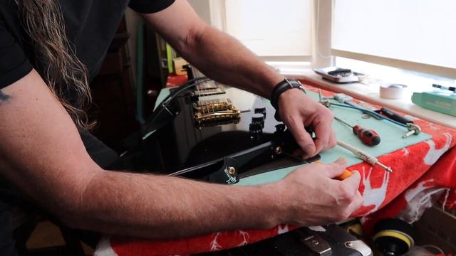 How do I fix a noisy output jack? смотреть онлайн