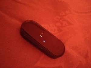 На mi band 6 застыли 4 цветные точки