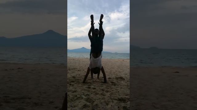 Amazing Best Vertical Push Ups on beach Sibu Island Malaysia - Awesome Gym Tricks Clip