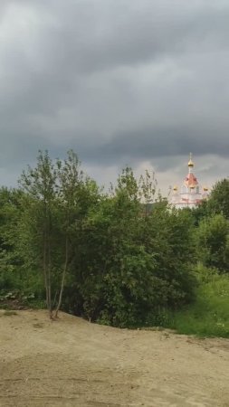 Храм вдали, вечер