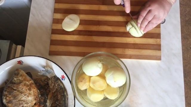 КАРАСИ В СМЕТАНЕ С ЛУКОМ И КАРТОФЕЛЕМ. Как пожарить карася без костей