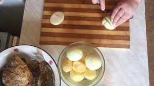 КАРАСИ В СМЕТАНЕ С ЛУКОМ И КАРТОФЕЛЕМ. Как пожарить карася без костей