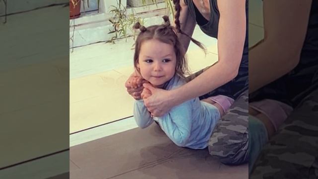 Урок гимнастики для малышей с мамой ?. Декабрь 2023 #приемнаямама #гимнастика #йога #шпагат смотреть онлайн