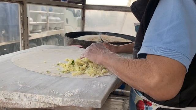 Как готовят Гёзлеме в Турции, весь процесс приготовления традиционных турецких лепешек