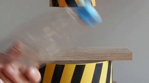 100-тонный гидравлический пресс против пластиковой бутылки