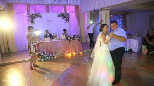 Невеста танцует со своим папой на свадебном вечере