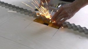 Сотовый (ячеистый ) стол лазерного станка.