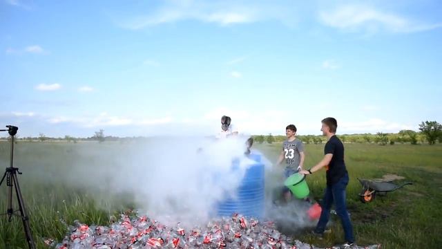 ШОООК!!! 1000 ЛИТРОВ КОКА КОЛА МЕНТОС |1000 liters of Coca Cola Mentos смотреть онлайн