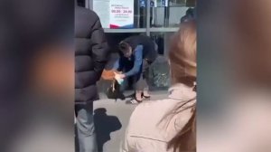 Житель Украины в маске и с курицей на поводке вышел в магазин