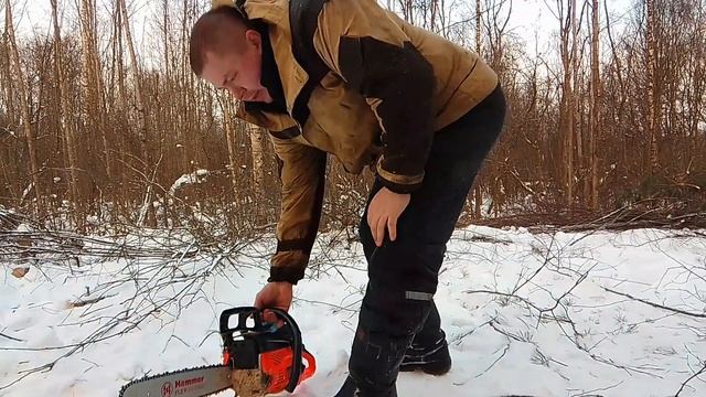 Бензопила Carver 158-18 в зимнем лесу. смотреть онлайн