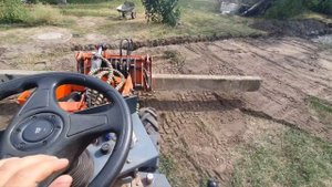 Челюстной ковш мини погрузчика в работе, перевозим ЖБ световую опору