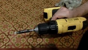 DeWalt 771 вылетает все из патрона. Причина и лечение.