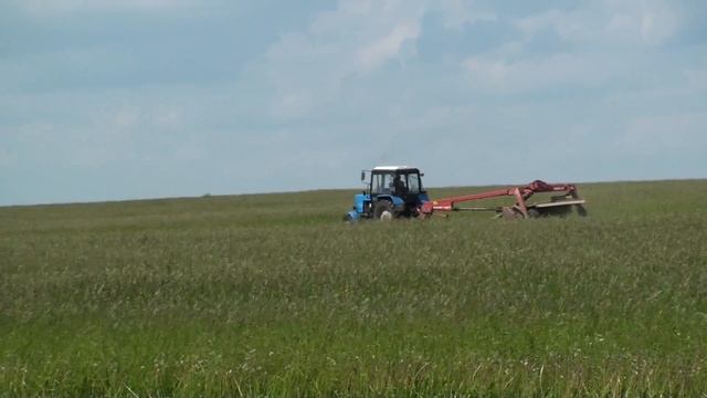 2 МТЗ 82.1 с роторными косилками CLAAS и KVERNELAND. смотреть онлайн