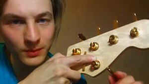 Как правильно поставить струны на бас гитару