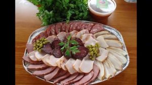 Красивая мясная нарезка, нарезка колбасы на стол