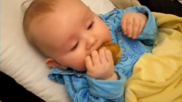 Первый раз кушаем хлеб=))) смотреть онлайн