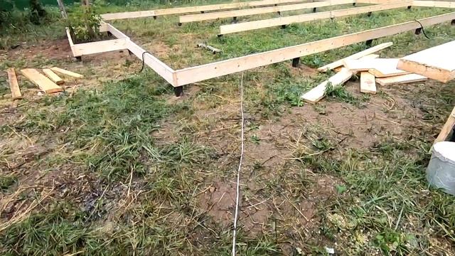 начало современного дома 12*8. один этаж. без свесов. окна в пол. обвязка свай деревянным швеллером смотреть онлайн