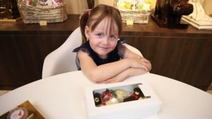 Дегустация клубники и бананов в шоколаде