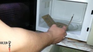 Как приготовить попкорн в МАЛЕНЬКОЙ микроволновке!